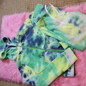 Fleece tie dye sweatsuit, size Large. Juniors Large. Tie dye green and blue.